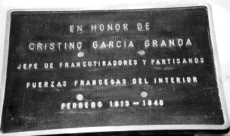 placa de bronce sita en El Ferrero, a la entrada de El Club
